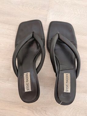 Steve Madden Black Twisted Strap Thong Sandals